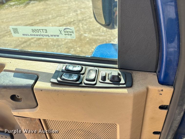 image for item ET7056 2015 Freightliner Coronado semi truck