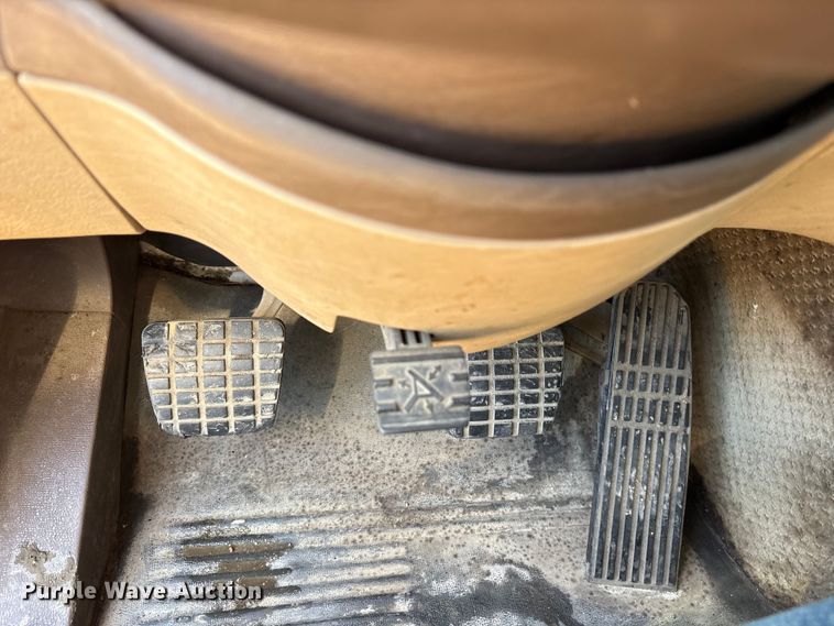 image for item ET7056 2015 Freightliner Coronado semi truck