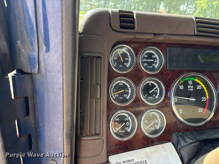 image for item ET7056 2015 Freightliner Coronado semi truck