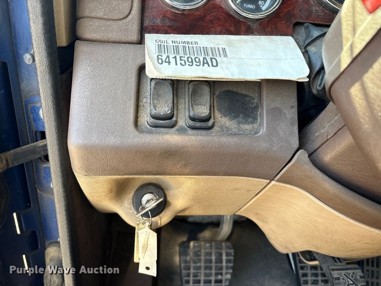 image for item ET7056 2015 Freightliner Coronado semi truck