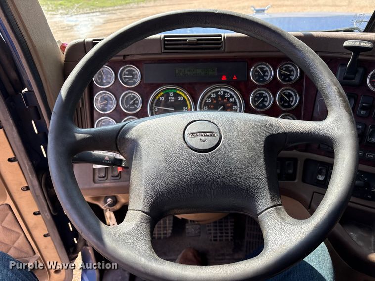 image for item ET7056 2015 Freightliner Coronado semi truck