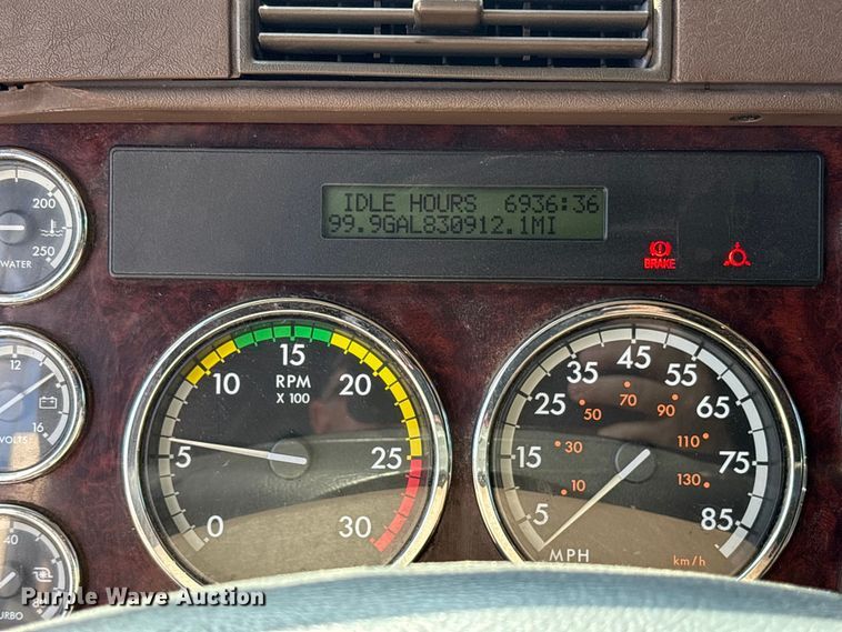 image for item ET7056 2015 Freightliner Coronado semi truck