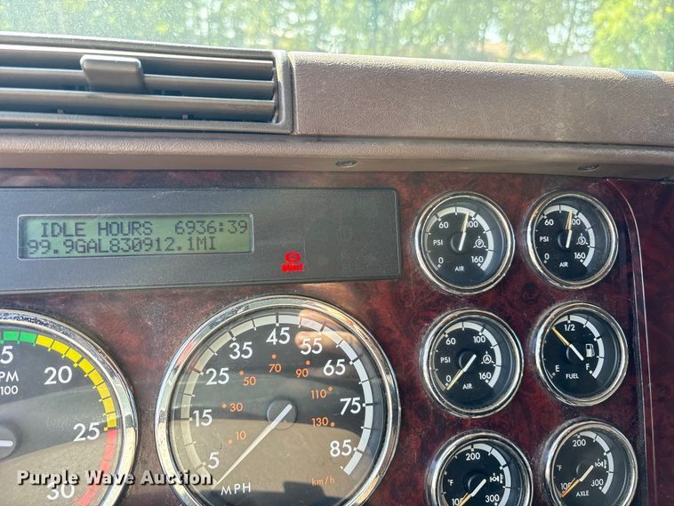 image for item ET7056 2015 Freightliner Coronado semi truck