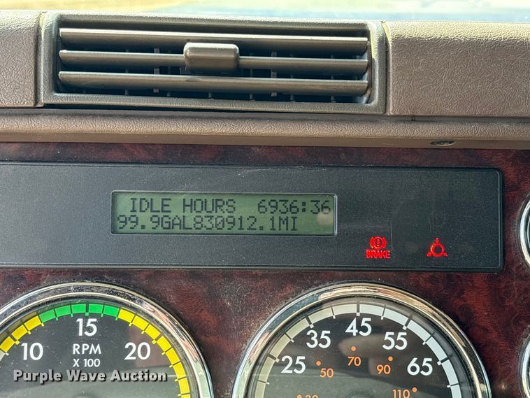 image for item ET7056 2015 Freightliner Coronado semi truck