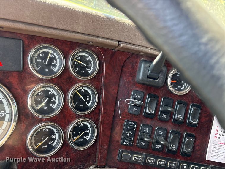 image for item ET7056 2015 Freightliner Coronado semi truck