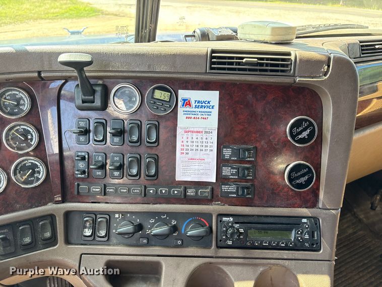 image for item ET7056 2015 Freightliner Coronado semi truck