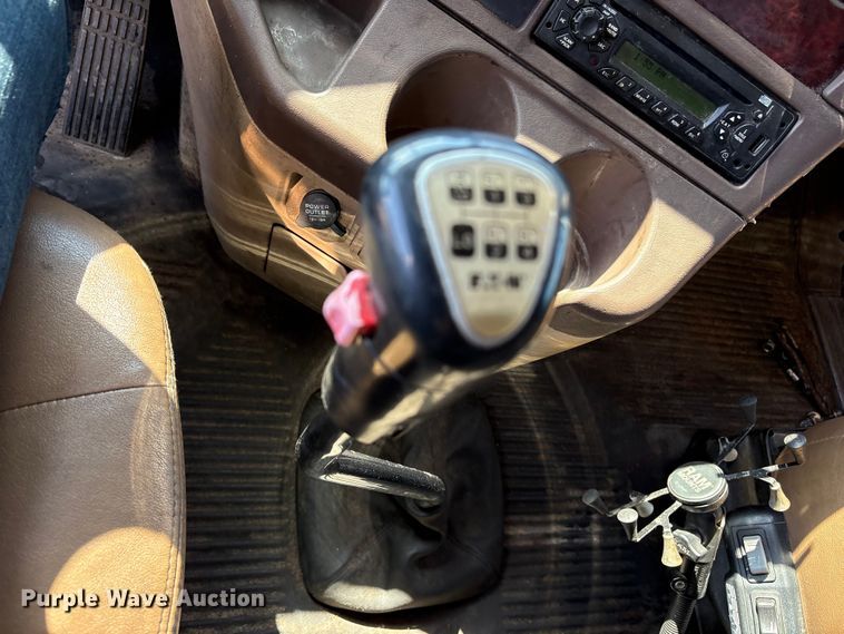 image for item ET7056 2015 Freightliner Coronado semi truck