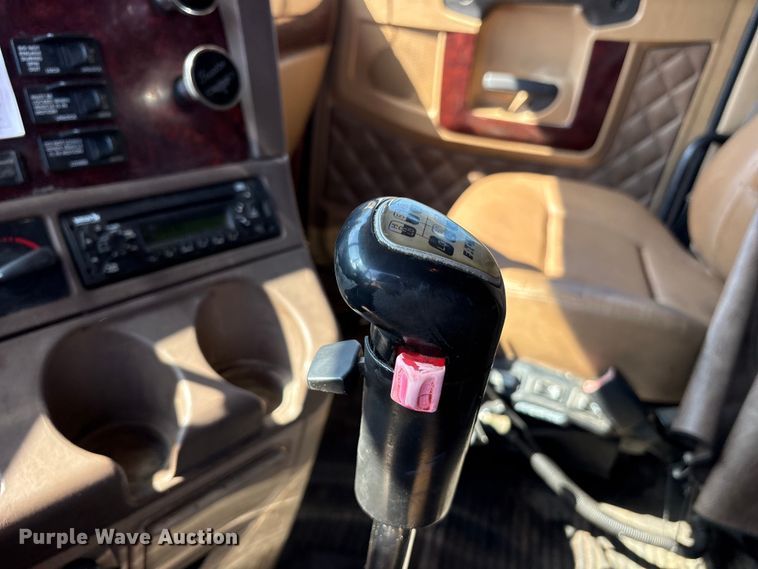 image for item ET7056 2015 Freightliner Coronado semi truck