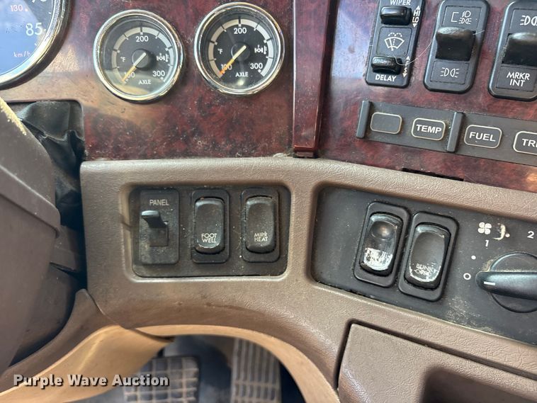 image for item ET7056 2015 Freightliner Coronado semi truck