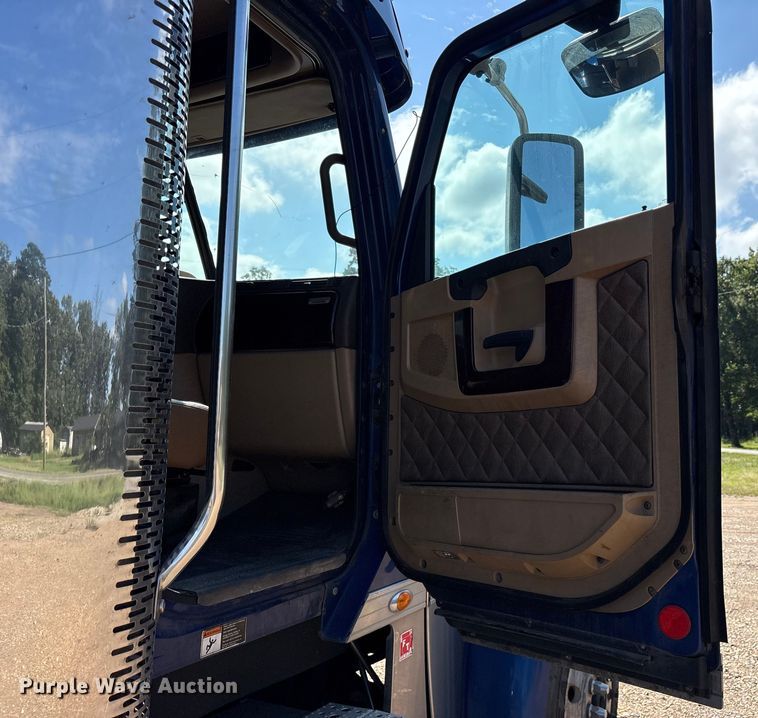 image for item ET7056 2015 Freightliner Coronado semi truck