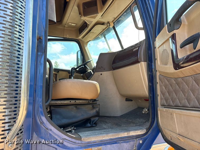 image for item ET7056 2015 Freightliner Coronado semi truck