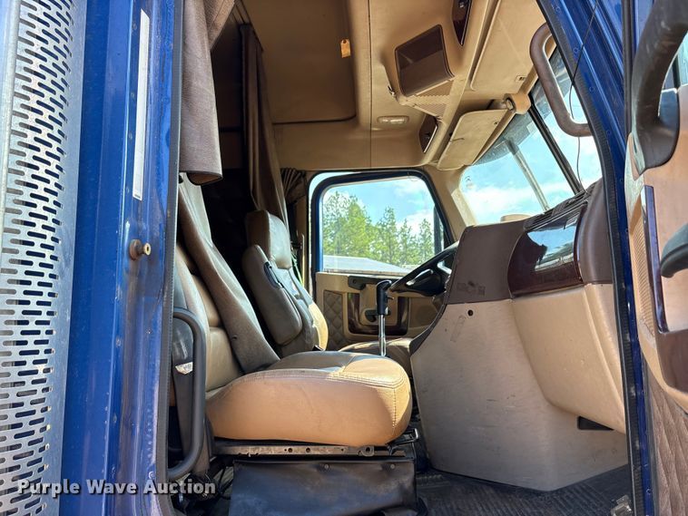 image for item ET7056 2015 Freightliner Coronado semi truck