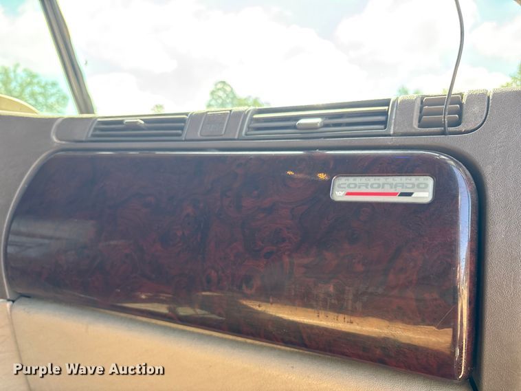 image for item ET7056 2015 Freightliner Coronado semi truck