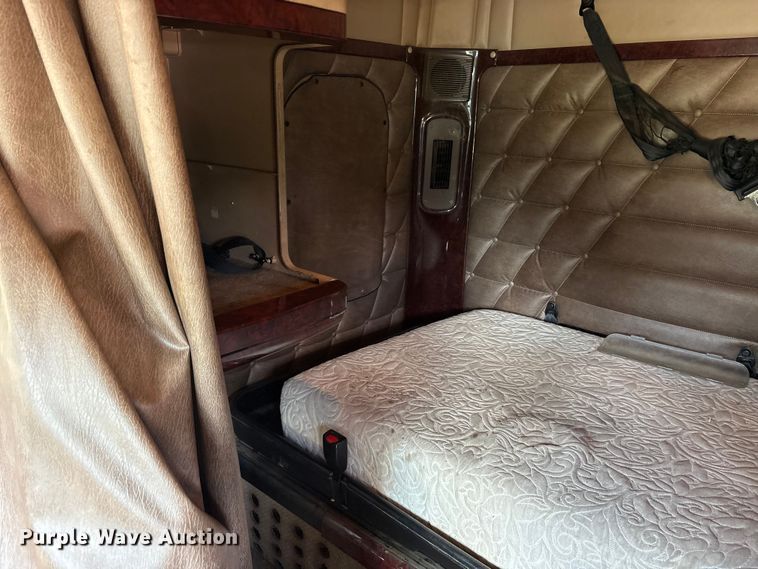 image for item ET7056 2015 Freightliner Coronado semi truck