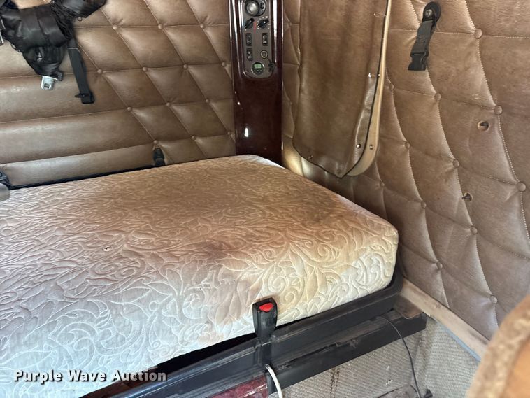 image for item ET7056 2015 Freightliner Coronado semi truck