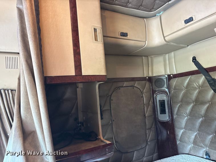 image for item ET7056 2015 Freightliner Coronado semi truck