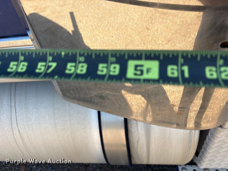 image for item ET7056 2015 Freightliner Coronado semi truck