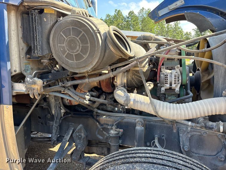 image for item ET7056 2015 Freightliner Coronado semi truck