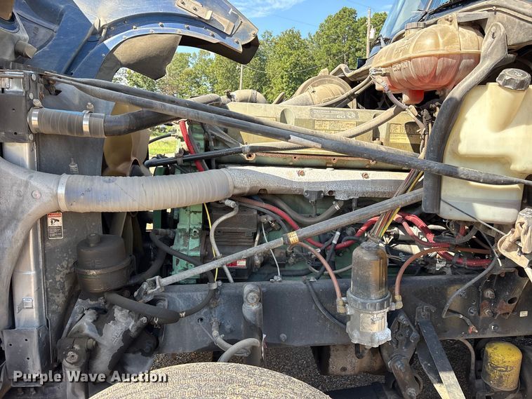 image for item ET7056 2015 Freightliner Coronado semi truck