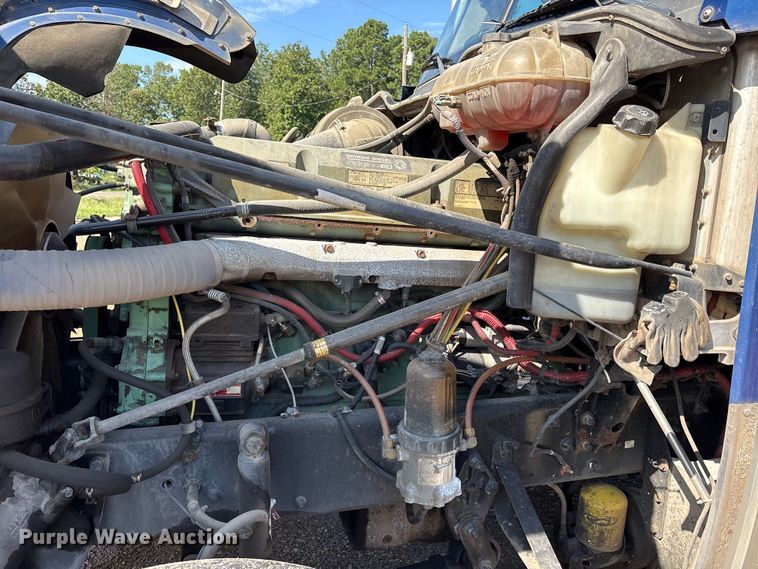 image for item ET7056 2015 Freightliner Coronado semi truck