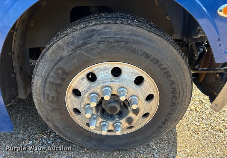 image for item ET7056 2015 Freightliner Coronado semi truck