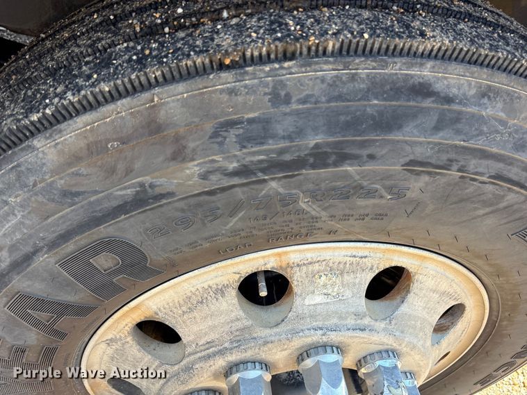 image for item ET7056 2015 Freightliner Coronado semi truck