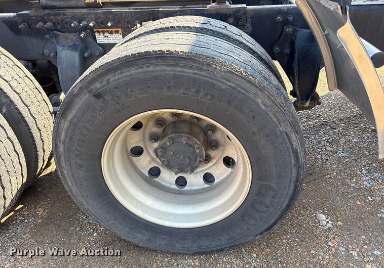 image for item ET7056 2015 Freightliner Coronado semi truck