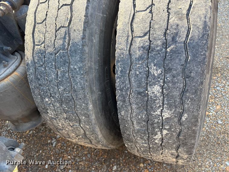 image for item ET7056 2015 Freightliner Coronado semi truck