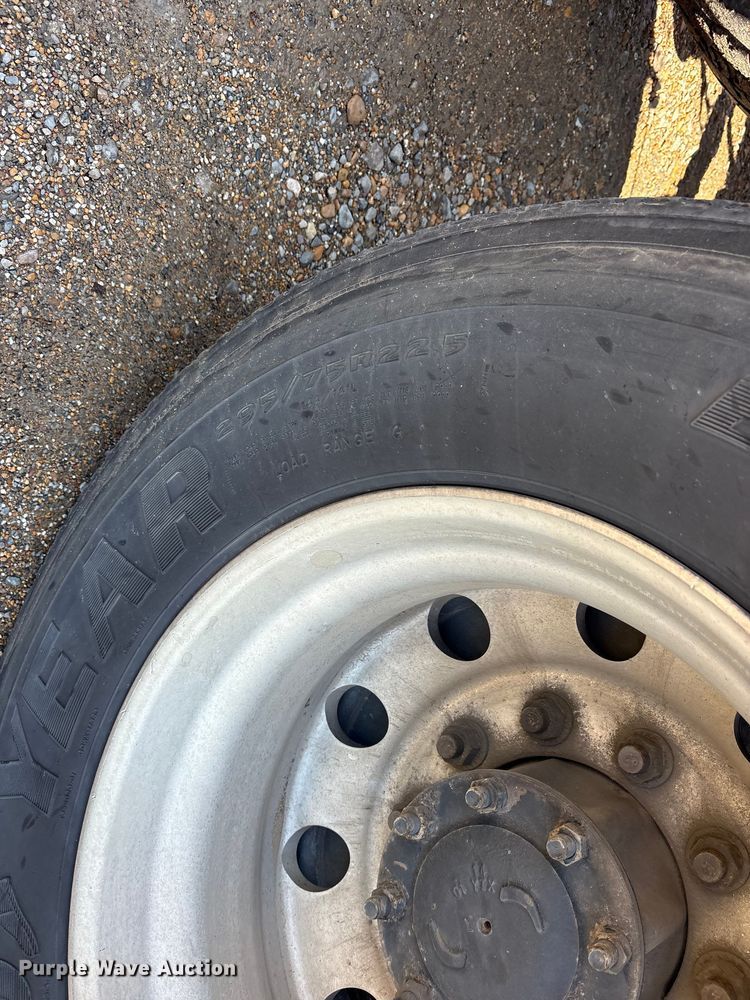 image for item ET7056 2015 Freightliner Coronado semi truck