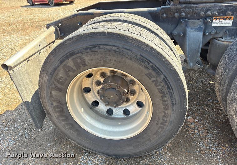 image for item ET7056 2015 Freightliner Coronado semi truck