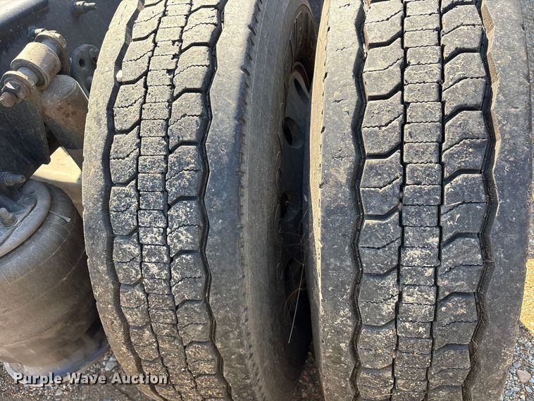 image for item ET7056 2015 Freightliner Coronado semi truck