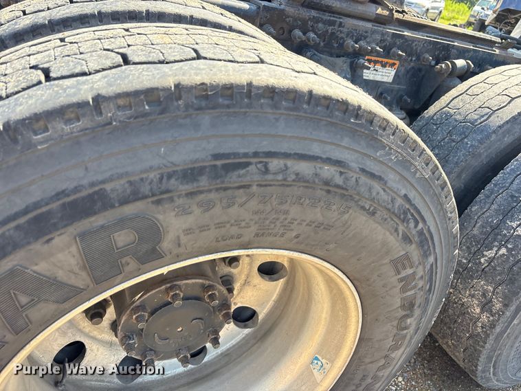 image for item ET7056 2015 Freightliner Coronado semi truck