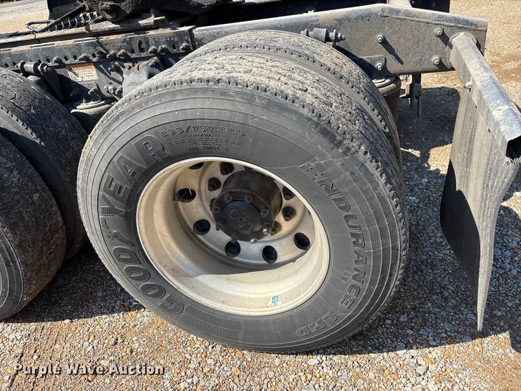 image for item ET7056 2015 Freightliner Coronado semi truck