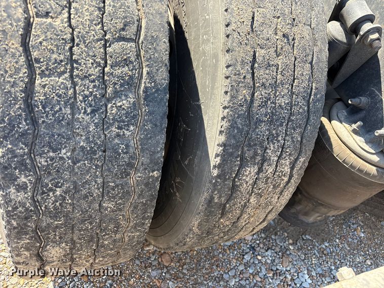 image for item ET7056 2015 Freightliner Coronado semi truck