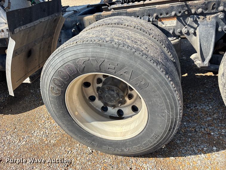 image for item ET7056 2015 Freightliner Coronado semi truck