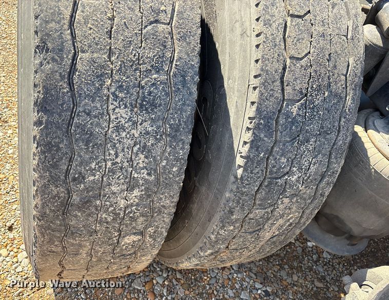 image for item ET7056 2015 Freightliner Coronado semi truck