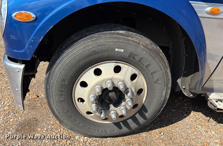 image for item ET7056 2015 Freightliner Coronado semi truck