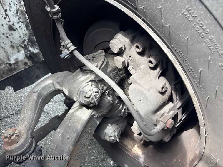 image for item ET8518 2017 Hino 268 box truck