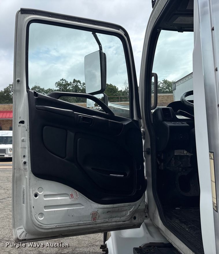 image for item ET8518 2017 Hino 268 box truck