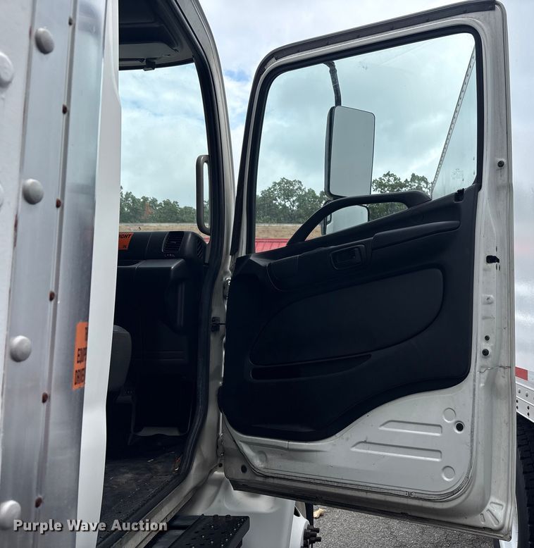 image for item ET8518 2017 Hino 268 box truck