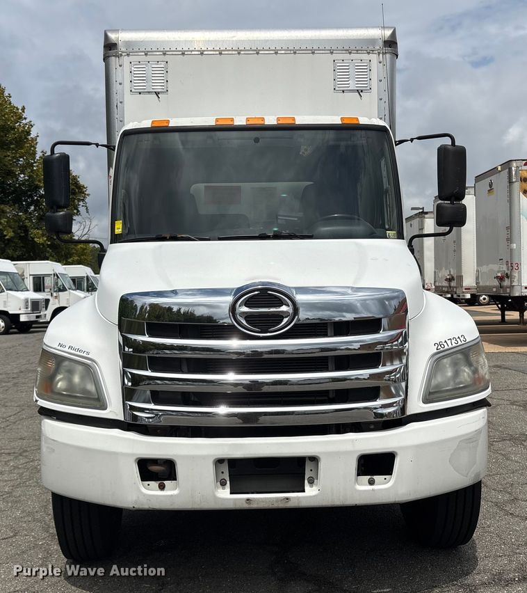 image for item ET8519 2017 Hino 268 box truck