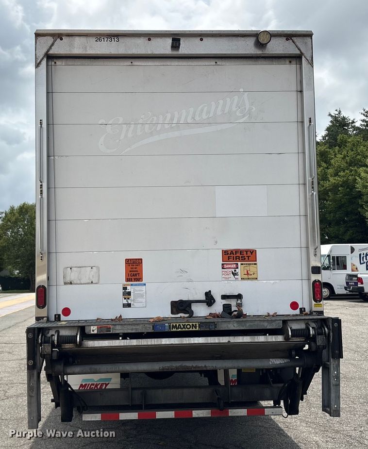 image for item ET8519 2017 Hino 268 box truck