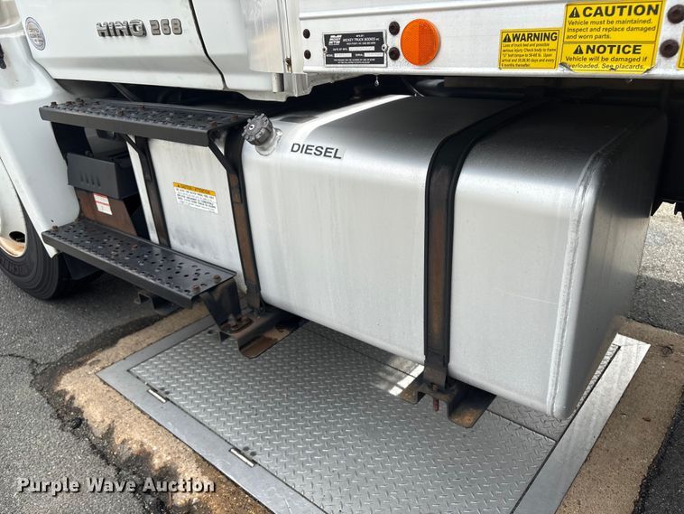 image for item ET8519 2017 Hino 268 box truck