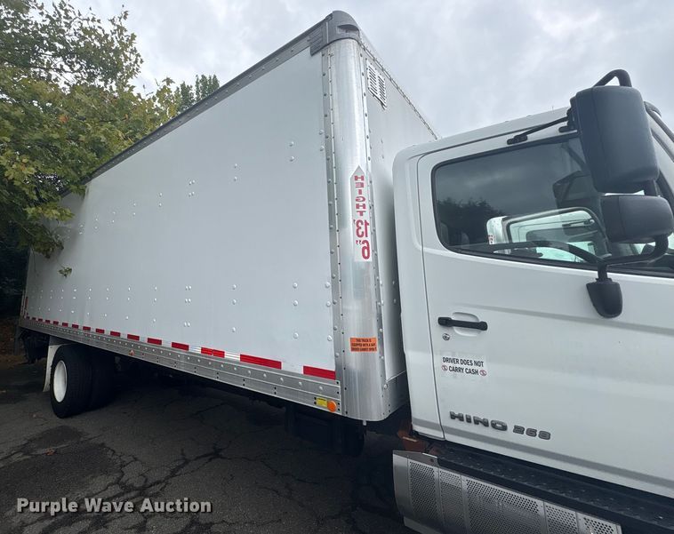 image for item ET8519 2017 Hino 268 box truck