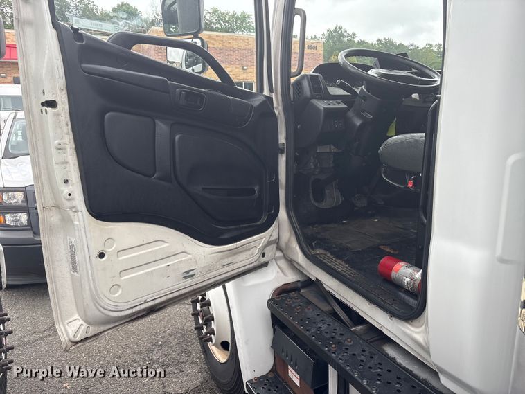 image for item ET8519 2017 Hino 268 box truck