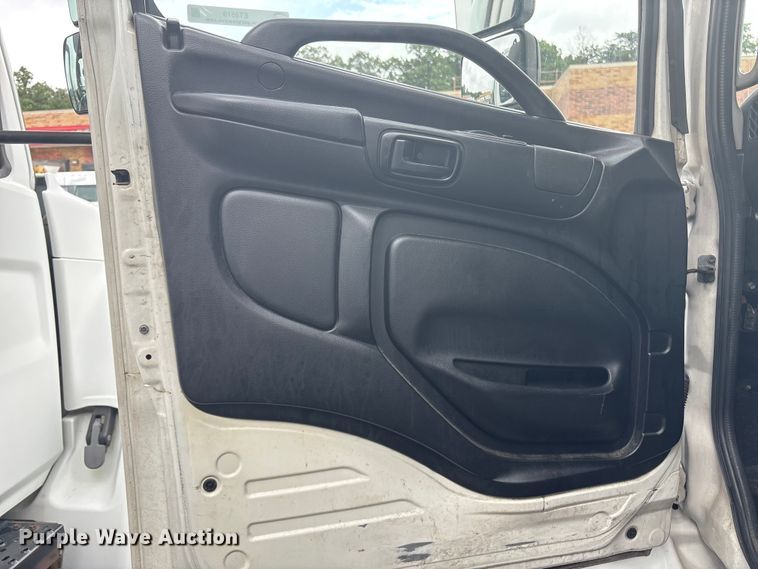 image for item ET8519 2017 Hino 268 box truck