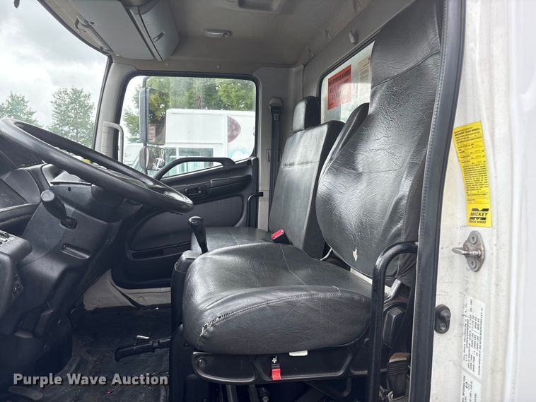 image for item ET8519 2017 Hino 268 box truck