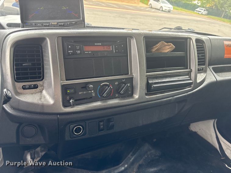 image for item ET8519 2017 Hino 268 box truck