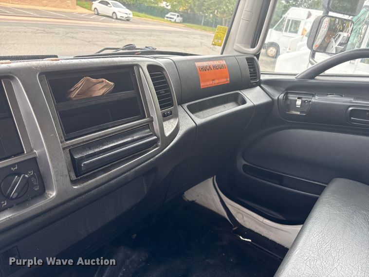 image for item ET8519 2017 Hino 268 box truck