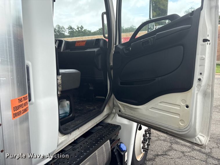 image for item ET8519 2017 Hino 268 box truck